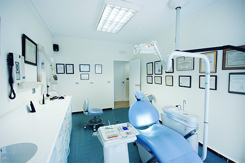 Clínica dental en vitoria, Implantes, protesis, blanqueamiento, limpieza e higiene dental